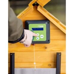 My Chicken Door Automatische Kippendeur - 23 × 34 Cm 7 My Chicken Door Automatische Kippendeur - 23 × 34 Cm -Berühmt Tierbedarf Geschäft set hokopener met timer deur 1669714973 2 600